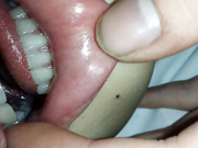 【真实MJ】把高中小嫩妹搞晕，躺在床上鼾声如雷，玩弄青春胴体和粉嫩鲍鱼，尿道口阴道口看得清清楚楚