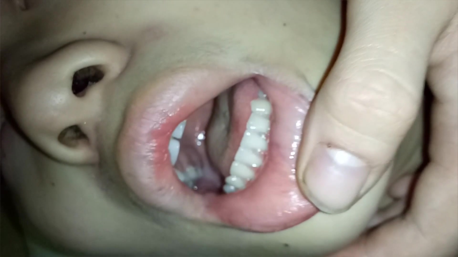 【真实MJ】把高中小嫩妹搞晕，躺在床上鼾声如雷，玩弄青春胴体和粉嫩鲍鱼，尿道口阴道口看得清清楚楚