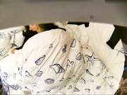 一对偷情的中年男女在钟点房干柴烈火激烈啪啪 男的正要发起冲刺突然抬头发现摄像头瞬间萎缩