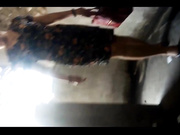 农贸市场旁无门排坑土厕高清偸拍各个年龄段女人方便黑丝大白屁股美少妇很诱人