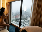 小伙高级酒店和极品身材的可爱小女友 落地窗前啪啪啪 完美露脸