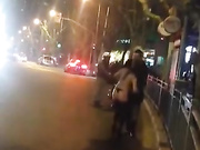 南京神秘女子当街脱光纠缠路人 奶子真大