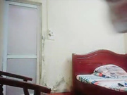 年轻小伙子车站旁经济型小旅店嫖小嫩鸡马尾辫妹子看起来年龄不大小伙打炮有点怪癖喜欢把对方眼睛蒙上