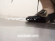 國內廁拍大神購物商城公共女廁拍攝到的美女和閨蜜一起如廁 貌似逼逼被操多得黑了 1080P高清