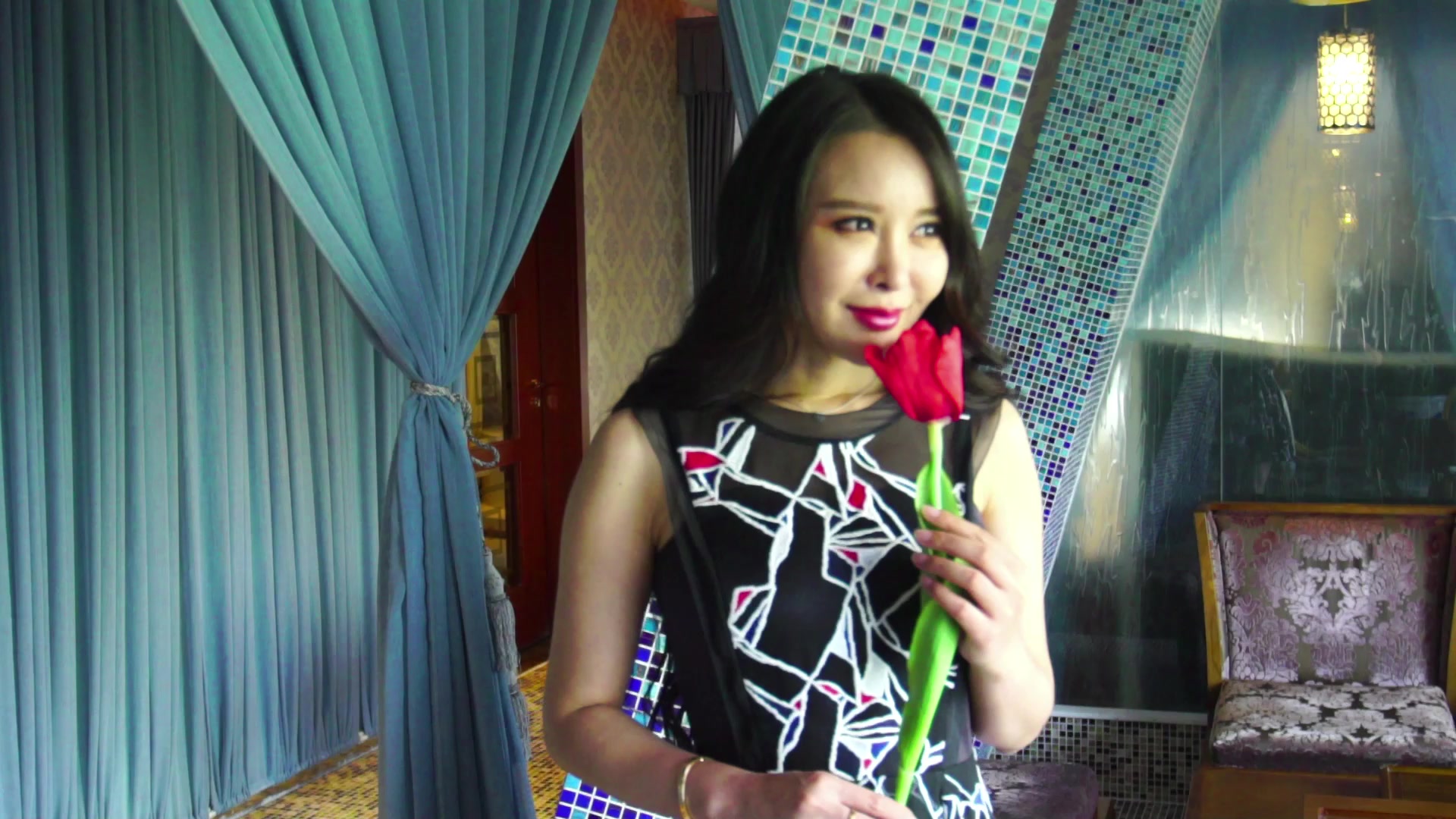 果哥原創精品巨作-愛絲女神索菲穿著性感黑絲挑逗 爆乳被攝影師鹹豬手玩奶摸逼 1080P高清無水印