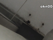 國產大神潛入某高校公共女衛生間隱藏隔間偸拍各式年輕學妹如廁噓噓 貌似得還未開苞啊 1080P高清原版