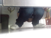 棍哥办公楼WC雅拍女白领-初露锋芒120妹子边尿边玩手机