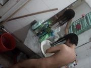 最近偷窥上瘾了每晚都要去出租屋的卫生间看一看晚上才能睡个好觉