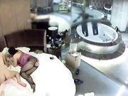 水滴摄像头偷拍情趣酒店屌丝男玩3P缺个女伴用充气娃娃代替