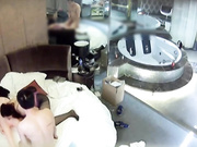 水滴摄像头偷拍情趣酒店屌丝男玩3P缺个女伴用充气娃娃代替