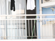 【精品推薦】手機攝像頭拍攝到的豪放女全裸上身陽臺晾衣物 雪白堅挺美乳看得誘惑十足 原版高清