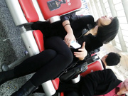 國內廁拍大神公共場合尾隨美腿美女進入公共女廁拍攝尿尿 有個吃擼串妹子顏值還是蠻高的 1080P原版高清