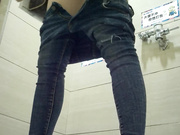 國內某大型商場拍攝到的各式美女少婦如廁 貌似有個高冷女神背著LV包包膚白貌美大長腿看得誘惑十足 1080P高清