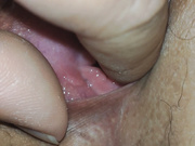 绿帽老公掰开人妻嫩逼，近距离拍摄