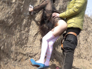 【全網推薦】【大陸無水印自拍第三部分】穿著黑絲情趣透視裝大冷天郊外啪啪野戰 主動翹臀給操幹得直叫求饒 1080P高清無水印