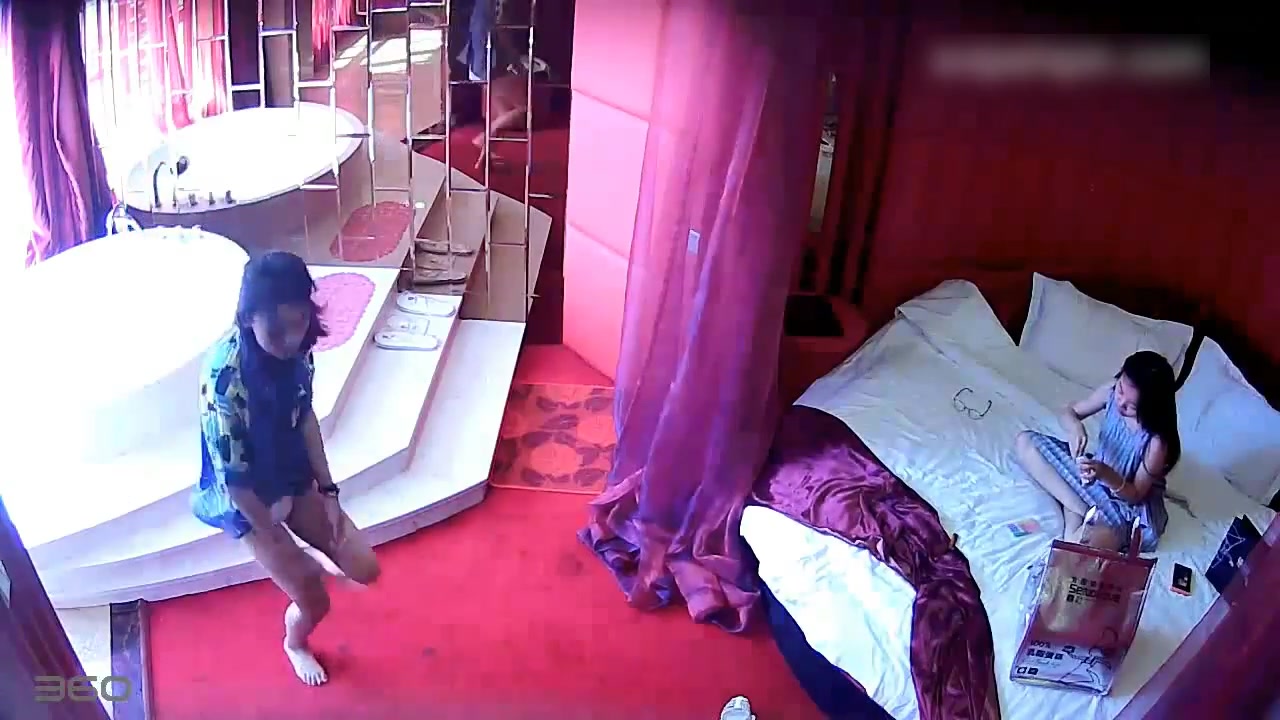 情趣酒店水滴摄像头监控偷拍两个女同开房磨豆腐看地上的奢侈品两个应该家境不错