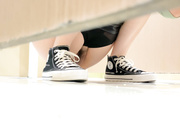 八月新流出国内厕拍大神商场突然闯入系列第八期格子短裙气质美少妇尿柱真粗