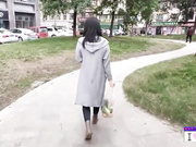 偷情人妻偶遇绿帽老公心真大