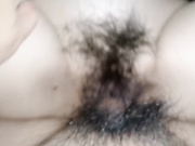 【真实夫妻】和朋友合租，每次艹逼老婆都不敢出声，逼毛茂密