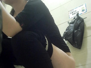 商场厕拍系列35 性感漂亮的黑丝服务员身材一流 还有个姐姐尿完先吃点东西