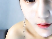 最近聊天平台很火的范大小姐大尺度诱惑把自己整得跟范冰冰似的估计花了不少钱