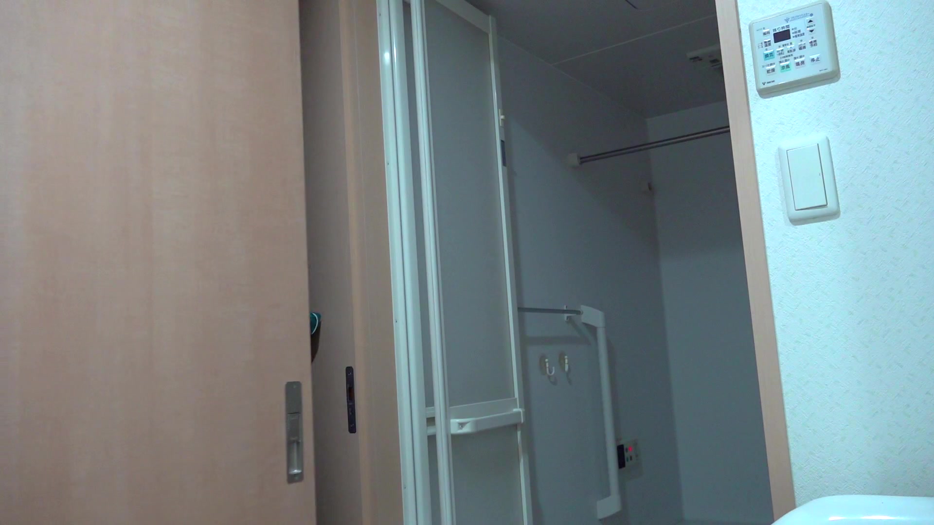 【稀缺摄像头❤️甄藏】私人医院女生更衣室摄像头泄露 漂亮美乳护士小姐姐完美身材 还秀一下美乳很自信呢 高清1080P原版