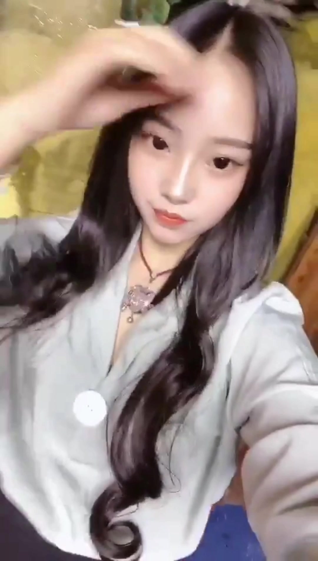 《牛人❤️分享》推特大神为证明自己原创把一起出差的白嫩美足小表妹给办了灌她酒迷糊中强上妹子呢喃说不要