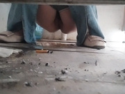 厕所偷拍鲍鱼，还流着白浆