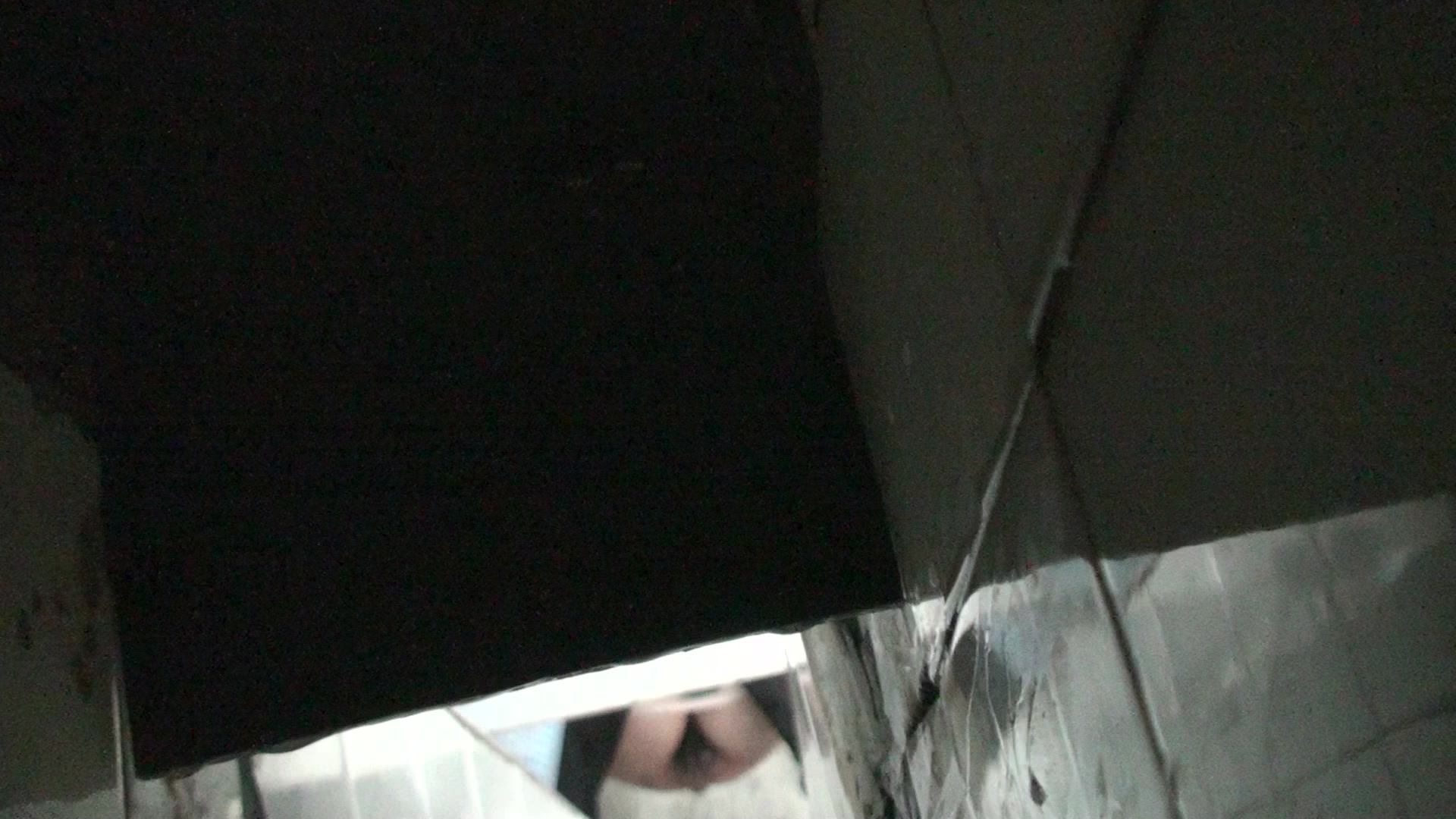 7月沟厕--远处正蹲着位黑丝妹,突然隔壁又来了位