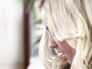 欺骗老公说去理发的妻子和大公鸡邻居偷情